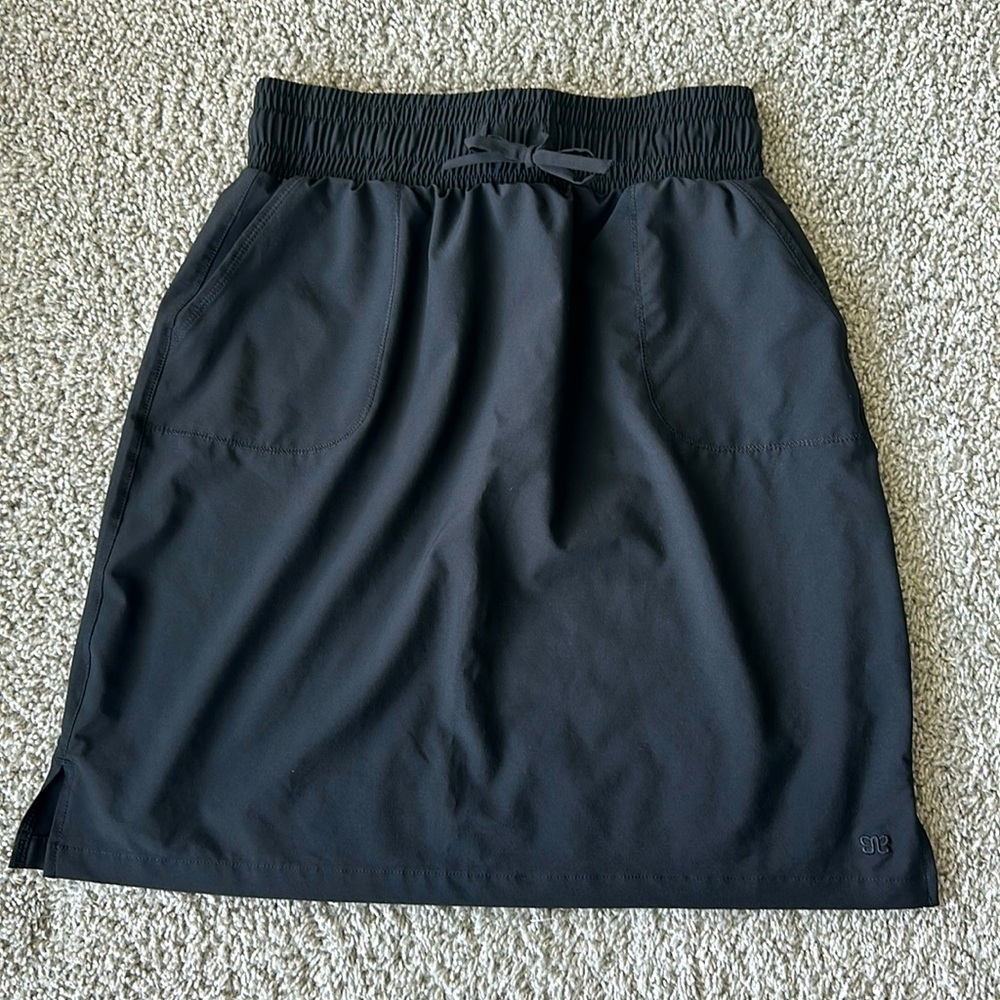 NWOT Albion Away Skirt size Medium. Jetsetter.